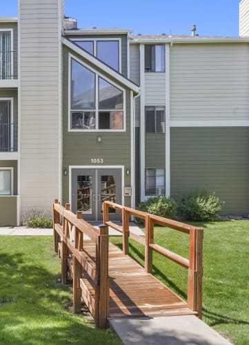 An exterior building at Horizon East Apartments in Aurora, CO