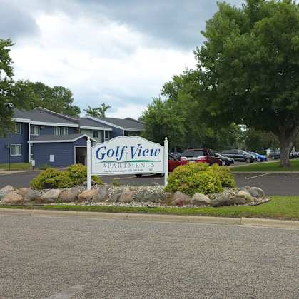 the sign for golf view apartments is in front of the street