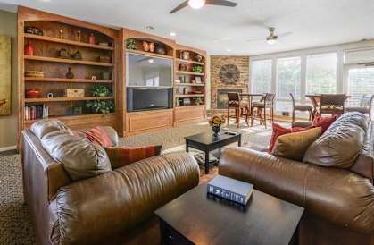 Woodhollow Apartments in Maryland Heights, MO