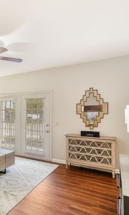 Living Space Plenty Of Natural Light at Highpointe Apartment Homes, Brandon, MS, 39042
