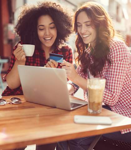 stock image- friends with laptop drinking coffee in café