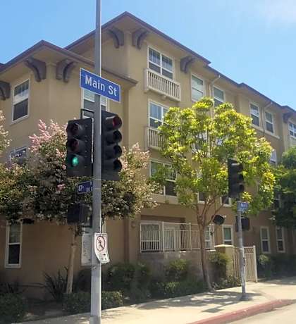a street sign in front of a large apartment building