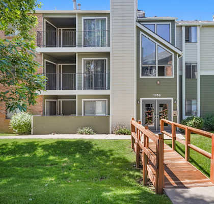 An exterior building at Horizon East Apartments, Aurora, CO 80017