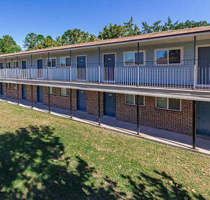 this is a photo of the courtyard at harvard square apartments in dallas, tx