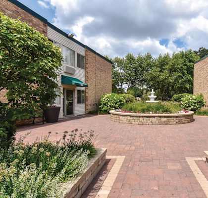 Harbor Lake Apartments in Waukegan IL
