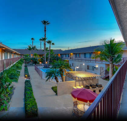 BROOKFIELD Apartments Courtyard
