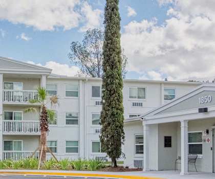 Well-kept exterior of Campus Towers Senior Apartments in Jacksonville, FL