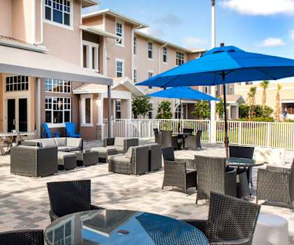 Oakland Preserve Apartments in Oakland Park, FL outdoor lounge