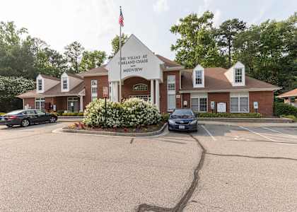 the front entrance of the huntsman memorial hospital with cars parked in front of it