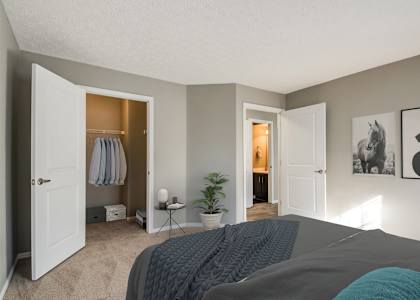 Bedroom with cozy bed at Estates at Brentwood Lake Apartments, Reynoldsburg, OH, 43068