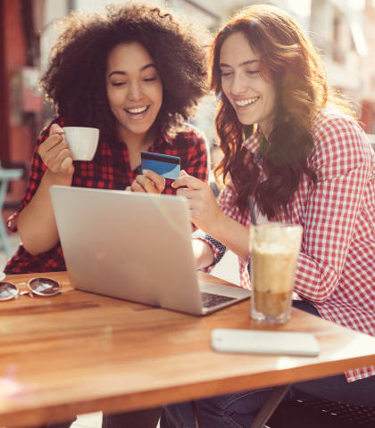 stock image- friends with laptop drinking coffee in café