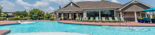 the swimming pool at the estates apartments at Sladestone Shadow Creek, Texas