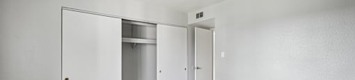 Spacious room with grey carpet at Sycamore Square Apartments, Arizona