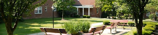 Exterior Green Space at Huntington Green Apartments, Ohio