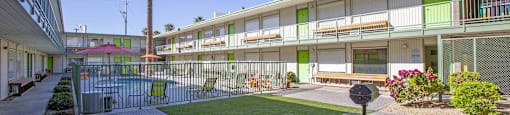 Community courtyard at The Continental Apartments in Phoenix AZ Nov 2020 (4)
