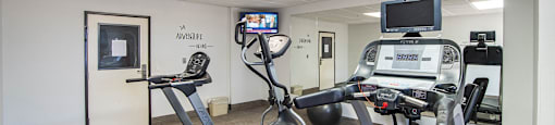 Fitness center at The Vistas Apartments