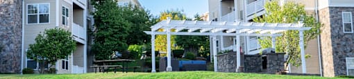 the preserve at ballantyne commons apartments with a picnic area