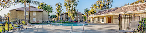 hot tub at the enclave at woodbridge apartments in sugar land, tx