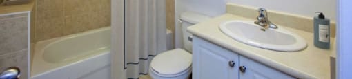 80 Beverley Street in Toronto, ON bathroom with full sized bathtub