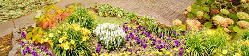 Dorchester Apartments beautifully landscaped courtyard in Niagara Falls, ON
