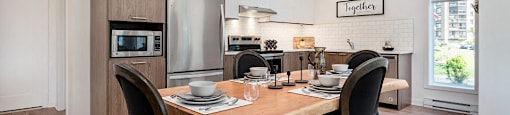 Open concept layout with view into kitchen at Le Saint-Laurent Apartments in Brossard