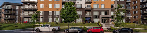 Exterior view of Le Saint-Laurent Apartments building 8025 from across street