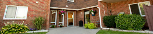 Linden Court exterior image of front entrance in St. Catharines, ON