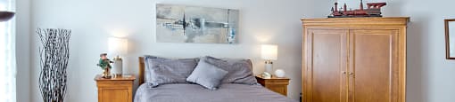 Lumineau in Sherbrooke, QC spacious bedroom with large windows
