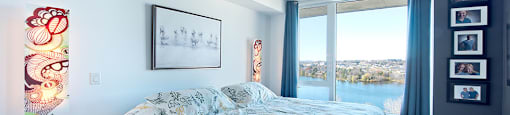 Lumineau in Sherbrooke, QC well lit bedroom with large windows