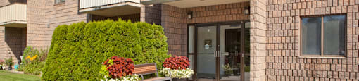 Mountain View exterior image of front entrance in Collingwood, ON