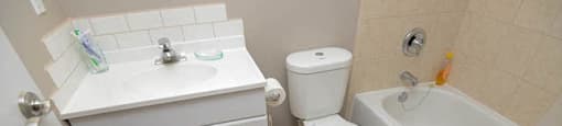 Pickering Towers bathroom with full size bathtub in Amherstburg, ON