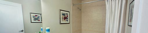 Mountain View Full bathroom with a blue candle, toilet, sink and bathtub in Collingwood, ON