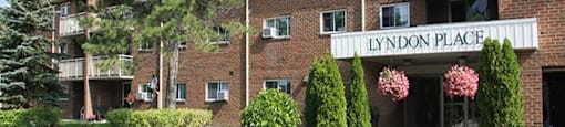 Lyndon Place exterior image of front entrance in Niagara Falls, ON