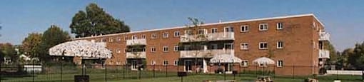 High Park Apartments outdoor picnic area in Sarnia, ON