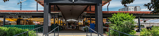 Marche 400, a shopping centre and market located next to Axial Towers in Laval