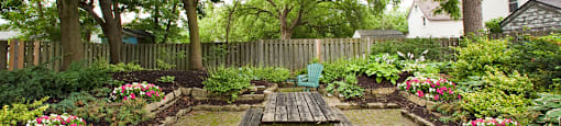 Lord Simcoe Apartments landscaped outdoor space with patio and picnic table in Niagara Falls, ON