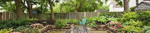 Lord Simcoe Apartments landscaped outdoor space with patio and picnic table in Niagara Falls, ON