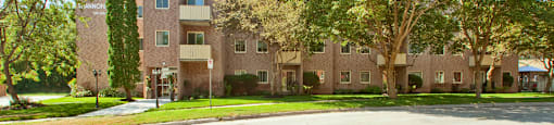 Shannon Towers exterior image of front of building in Collingwood, ON