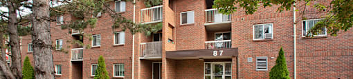 Squire Court image of front of building in St. Catharines, ON