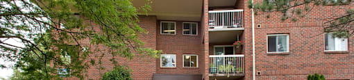 Squire Court image of exterior of front entrance in St. Catharines, ON