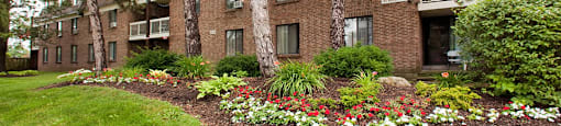 Squire Court image of exterior of building in St. Catharines, ON