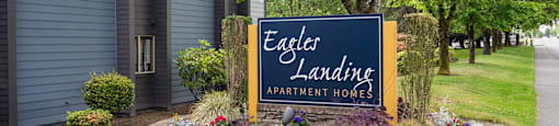 the sign is in front of the entrance to eagle landing apartments