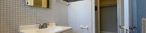 Tiled Bathroom at 1033 W Loyola, Chicago, Illinois