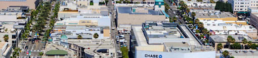 A Chase bank is in the middle of a city block.