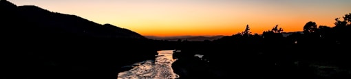 the sun sets over the rio grande river