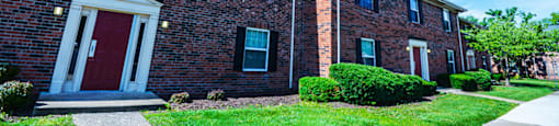 Exterior of an apartment building at Carriage House Evansville.