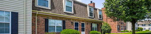 Exterior Townhome Building at Chelsea Village Apartments