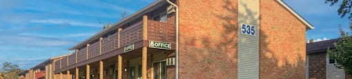 A brick building with the number 535 on it.