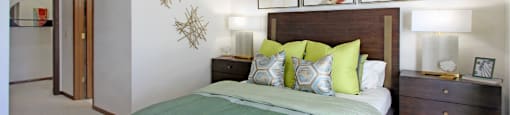 Apartments on Vine Street in Lincoln, Nebraska with spacious master bedroom with attached walk-in closet and master bathroom at LionsGate Apartments