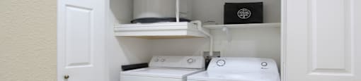 Luxury apartments with full-size washer and dryer at Saddlebrook apartments in Urbandale Iowa